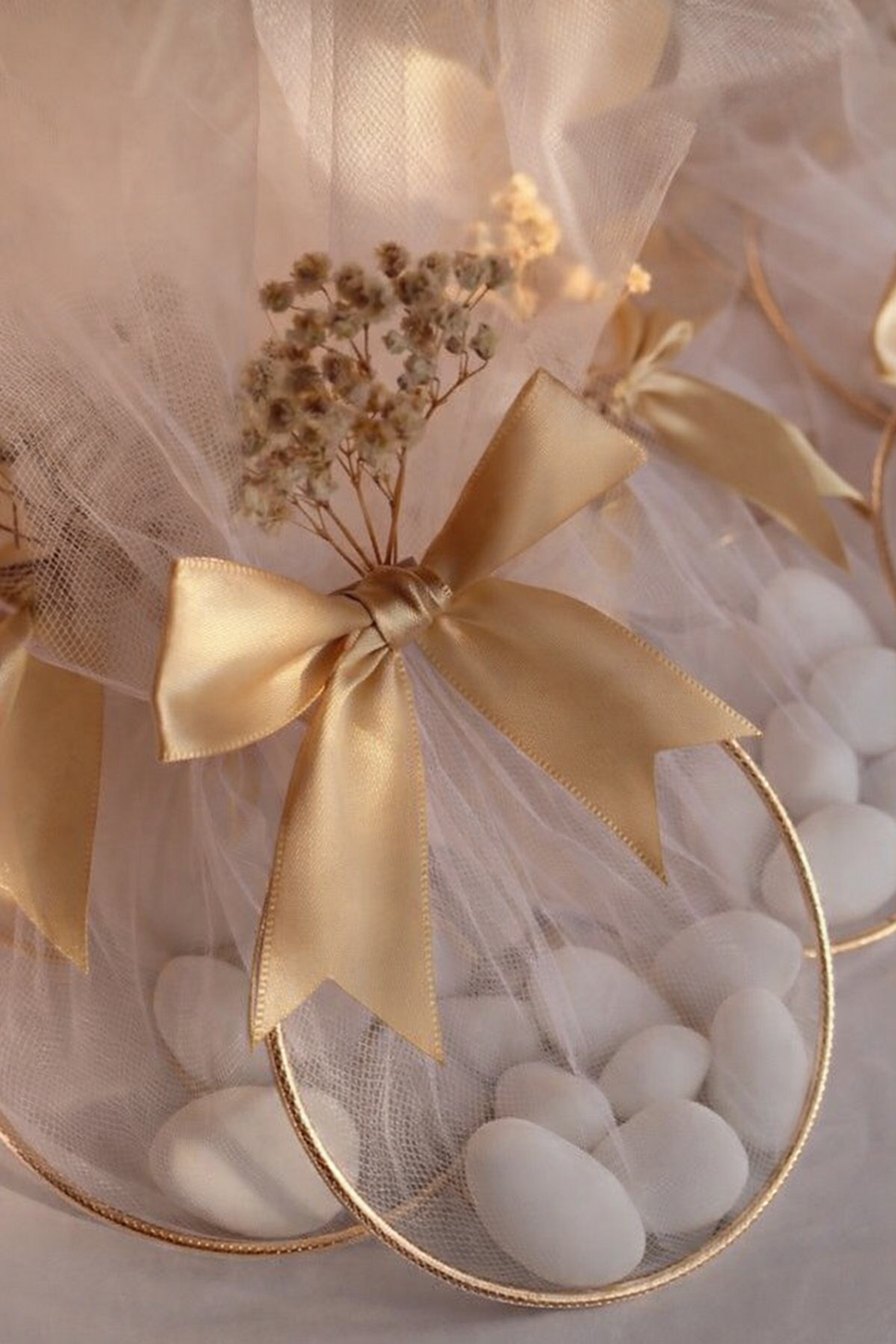 Μπομπονιέρα βάπτισης Κύκλος Χρυσός με κουφέτα και γυψόφιλο